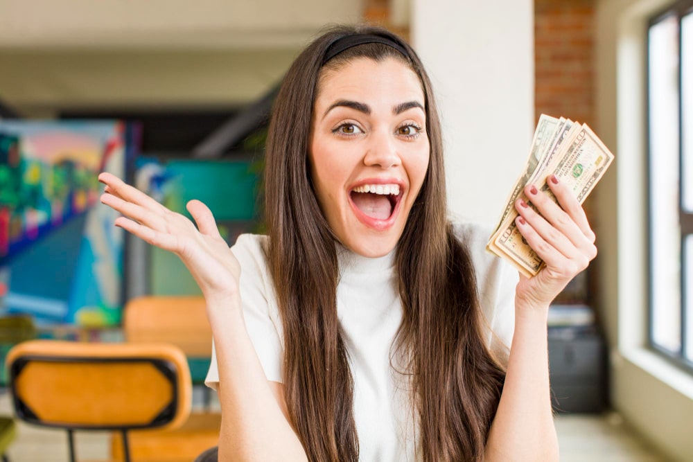mujer joven ganando loteria eurodreams